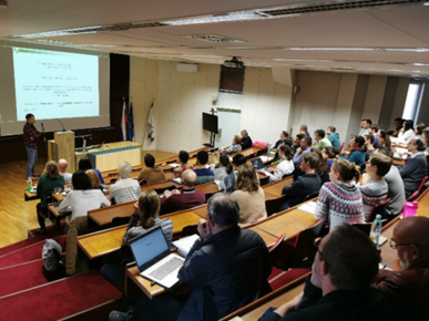 dr. Aleksander Marinšek med svojo predstavitvijo in slušatelji